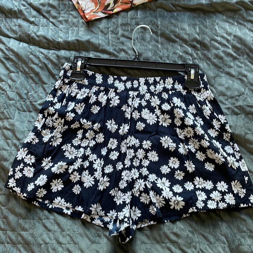 Daisy shorts: Size M